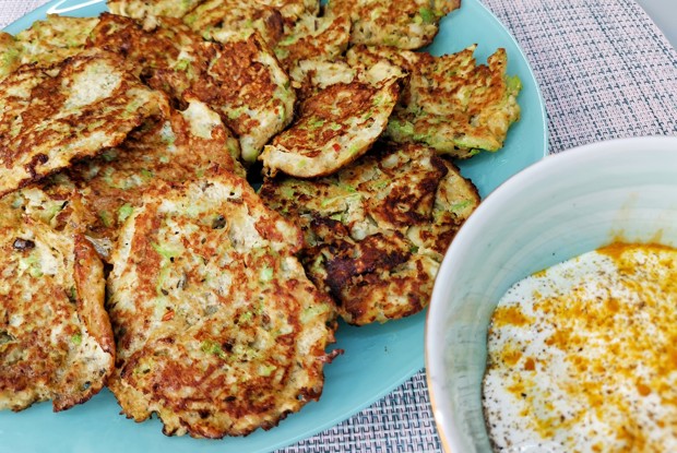 Оладьи из кабачков с чесноком и сметанным соусом