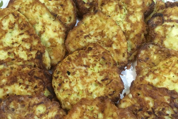 Оладьи из кабачков с тертым сыром и чесноком