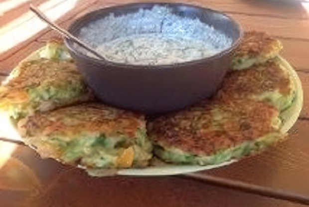 Оладьи из кабачков со сметанно-чесночным соусом