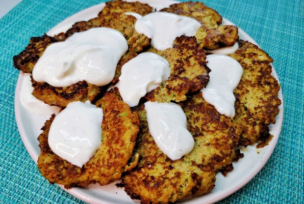 Оладьи из кабачков в сметанно-лаймовом соусе