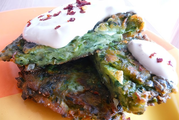 Оладьи из картофеля, кабачков и шпината