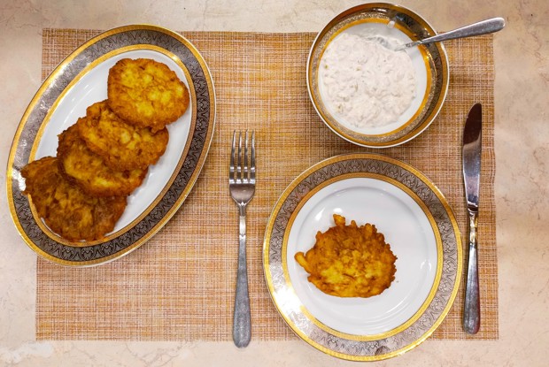 Оладьи из картофеля и цукини с соусом из тунца