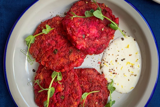 Оладьи из красной рыбы и свеклы с йогуртом с хреном