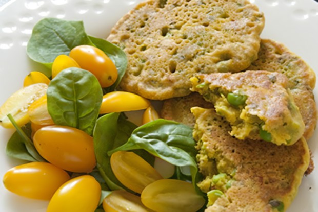 Оладьи из нутовой муки с зеленым горошком