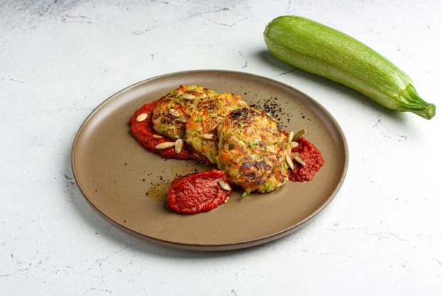 Оладьи из овощей в томатном соусе с тыквенными семечками