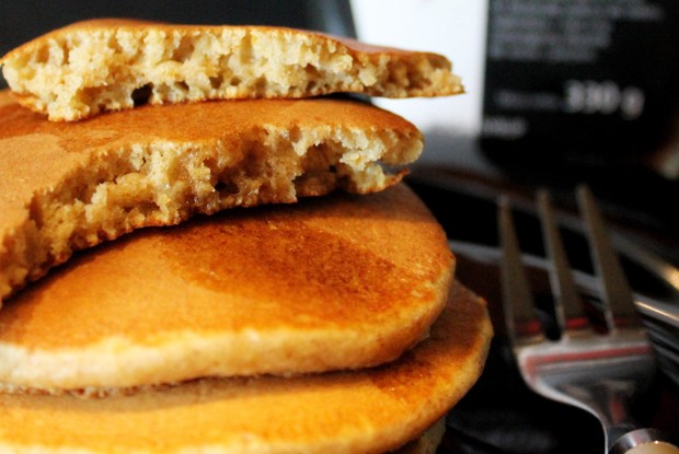 Оладьи из овсяной муки с кленовым сиропом