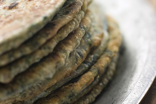 Оладьи из шпината и нута по-индийски