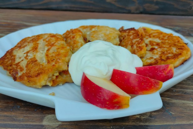 Оладьи из яблок с творогом