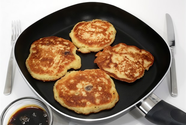 Оладьи манные на меду с вареньем