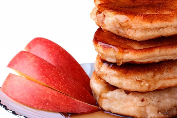 Оладьи манные с яблоками и изюмом