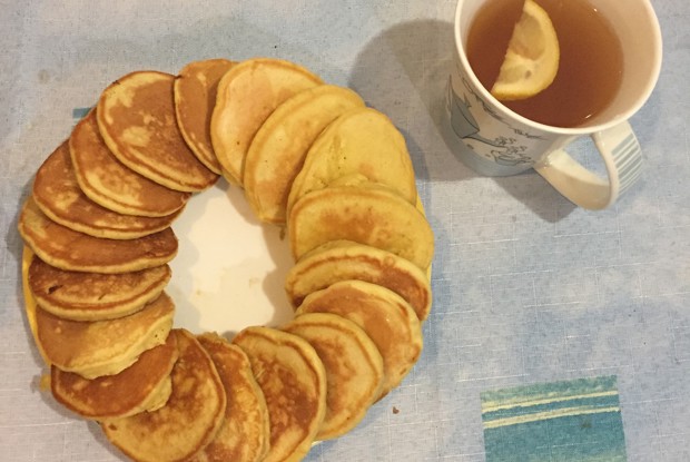 Оладьи на кефире с фруктами