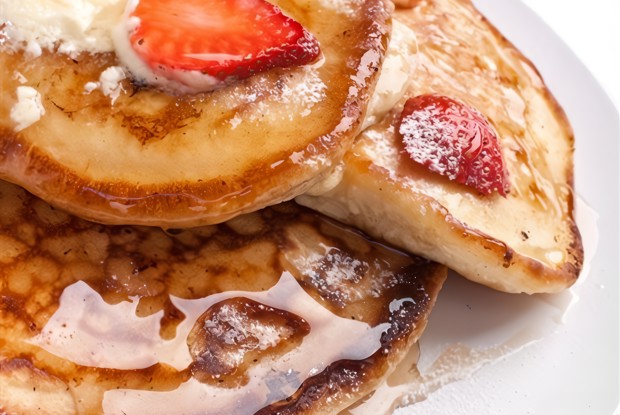 Оладьи по-американски с клубникой и бананами