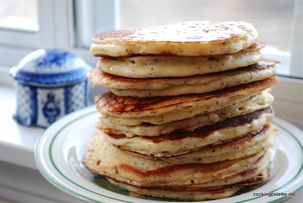 Оладьи по-деревенски с ягодным соусом