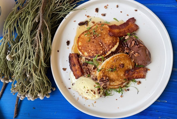 Оладьи с ганашем, мороженым и чипсами из бекона