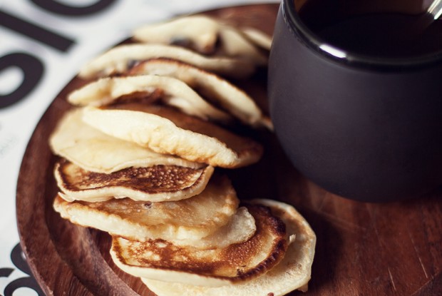 Оладьи с яблоком и фундуком