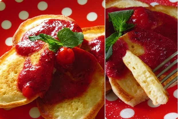 Оладьи с клубнично-мятным соусом