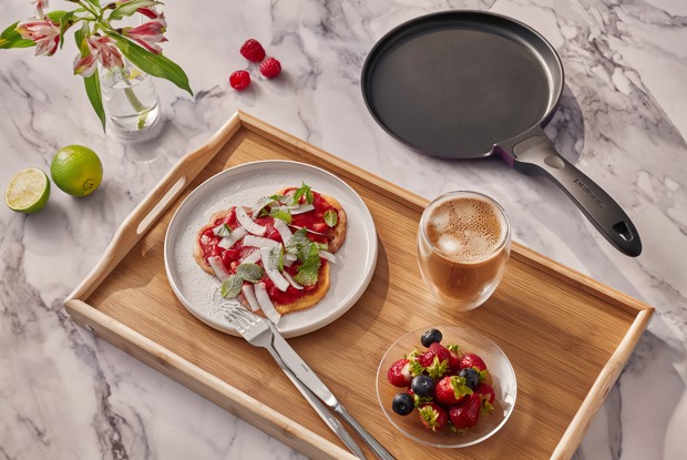 Оладьи с клубникой и кокосом