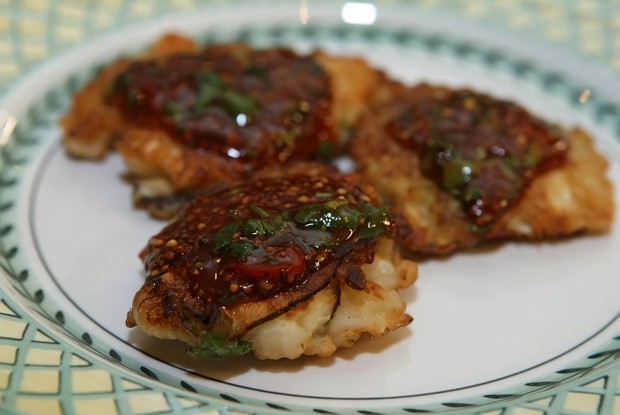 Оладьи с креветками и соусом