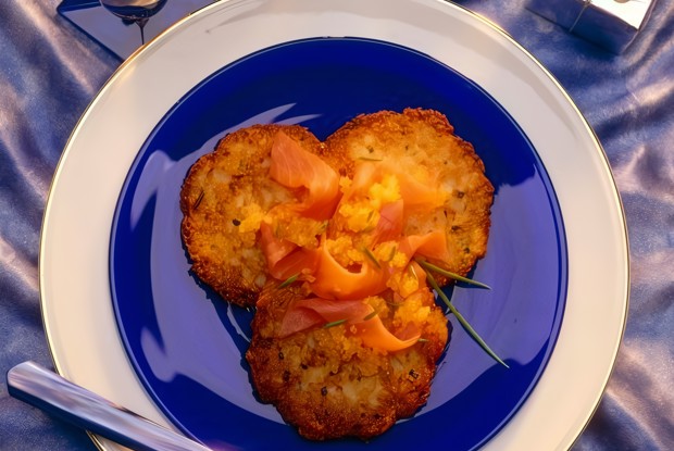 Оладьи с лососем и шнитт-луком