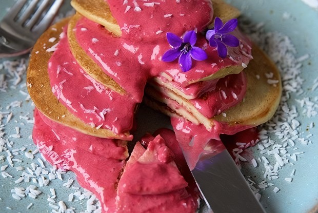 Оладьи с малиновым и манговым соусами