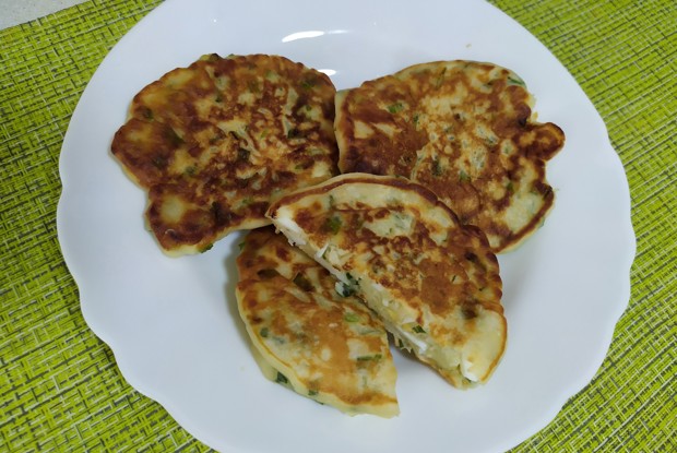 Оладьи с яйцом и зеленым луком