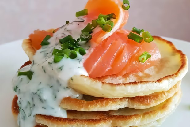 Оладьи с зеленью, с лососем и соусом из хрена и кефира