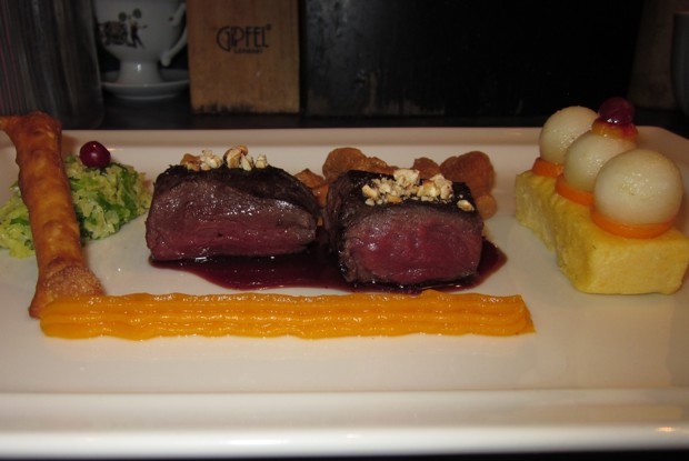 Оленина с брусничным соусом