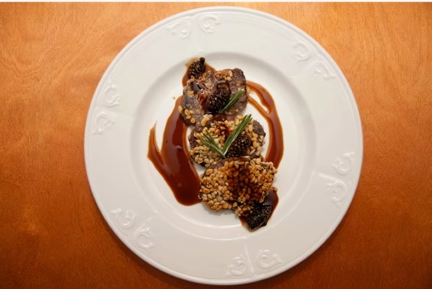 Оленина с кедровыми орехами под соусом