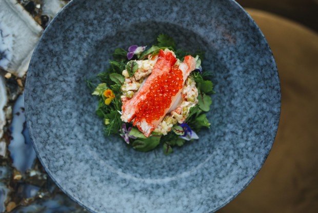 Оливье из запеченных кореньев с королевским крабом и лососевой икрой