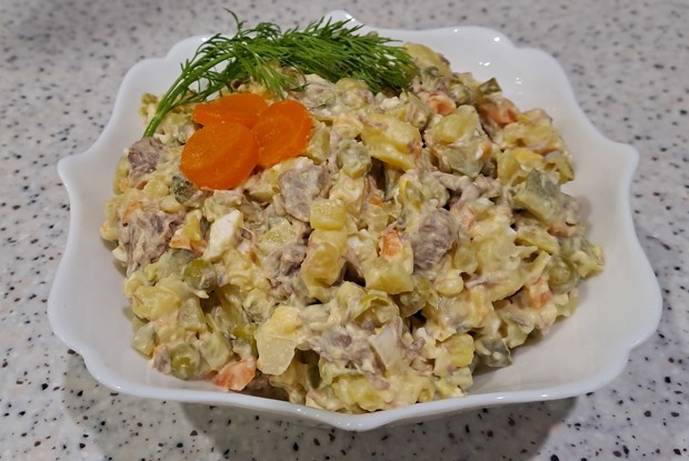 Оливье с говядиной и морковью