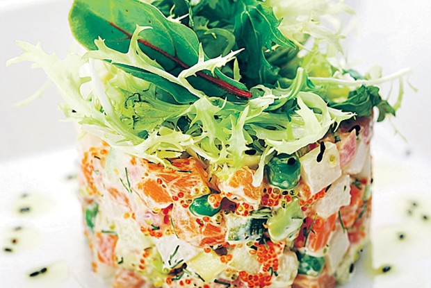 Оливье с хурмой и камчатским крабом