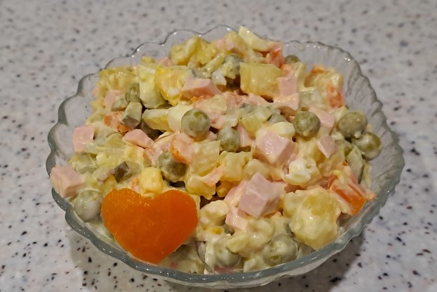 Оливье с колбасой и зеленым горошком