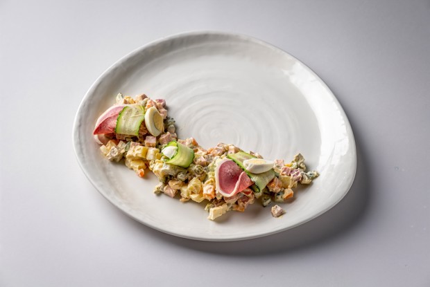 Оливье с копченым языком и трюфельным маслом