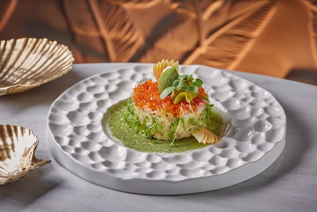 Оливье с крабом и красной икрой