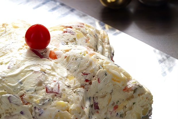 Оливье с красным сладким перцем и кислым яблоком