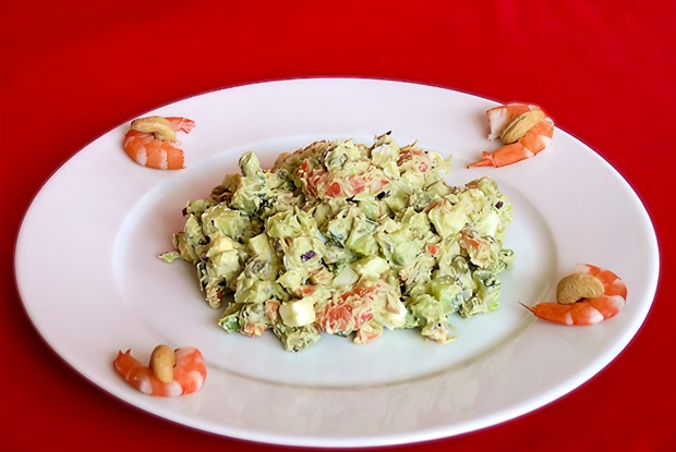 Оливье с креветками, авокадо и домашним майонезом