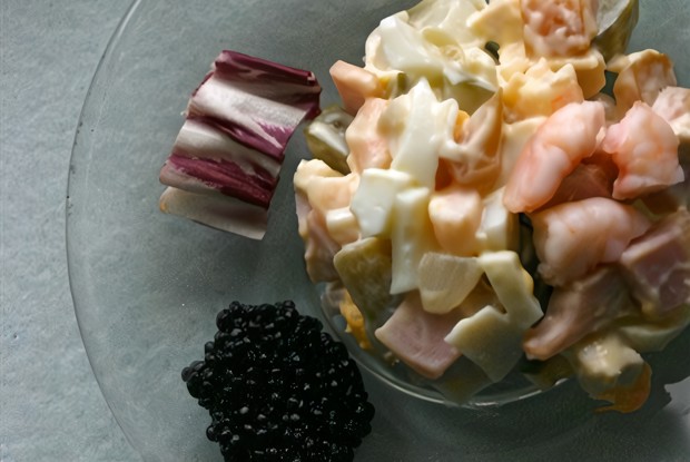 Оливье с креветками и каперсами