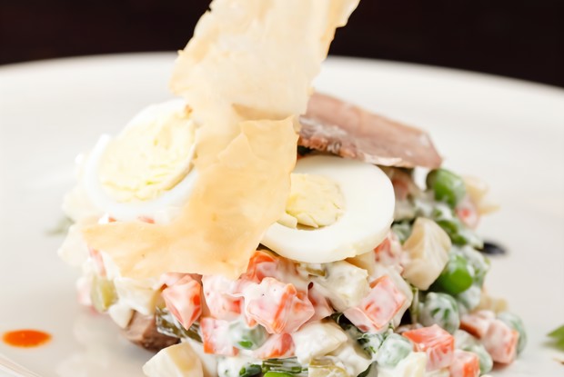 «Оливье» с курицей, сельдерем и цветной капустой