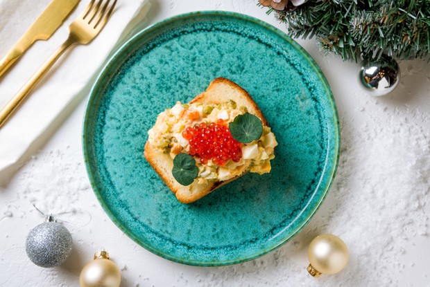 Оливье с лососем и красной икрой