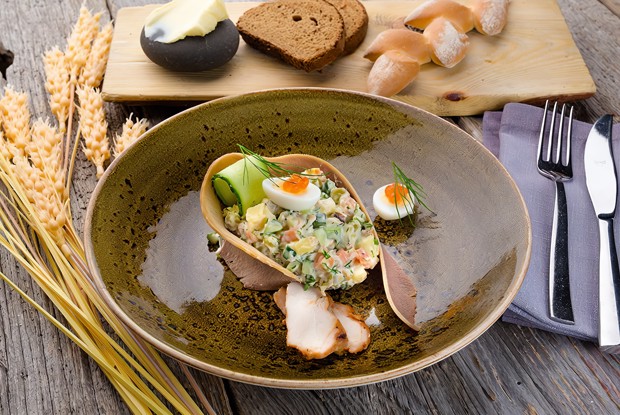 Оливье с печеным картофелем, курицей и говяжьим языком