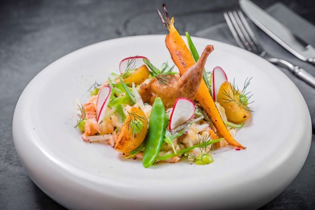 Оливье с перепелкой и раковыми шейками