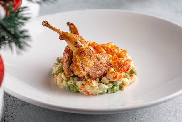 Оливье с перепелкой, раковыми шейками и красной икрой