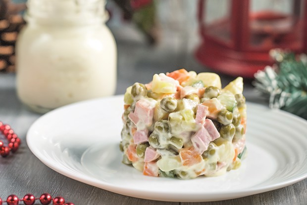 Оливье с веганскими сосисками