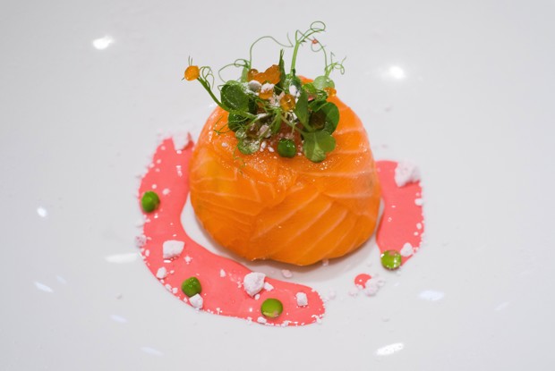 Оливье со слабосоленым лососем и яблоком