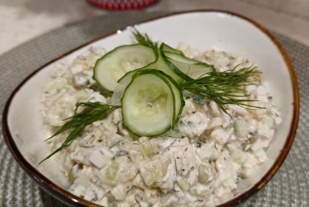 Оливье со свежим огурцом и курицей
