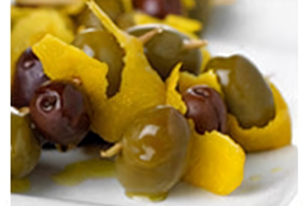 Оливки, маринованные в водке, джине и вермуте