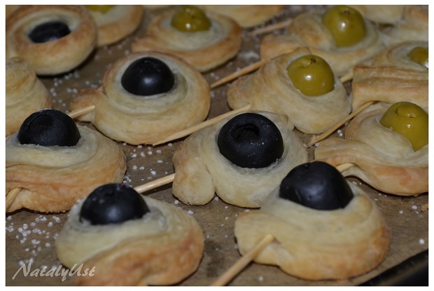 Оливки в слоеном тесте