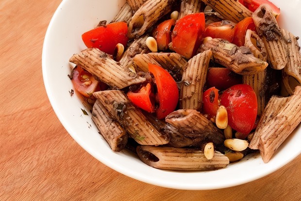 Оливковый тапенад с томатами черри