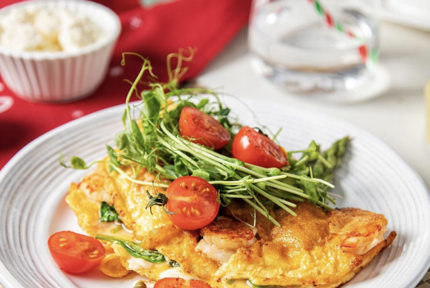 Омлет без молока с креветками, фетой и каперсами