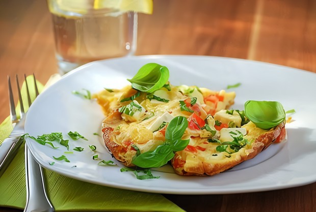 Омлет с беконом, пармезаном и зеленью